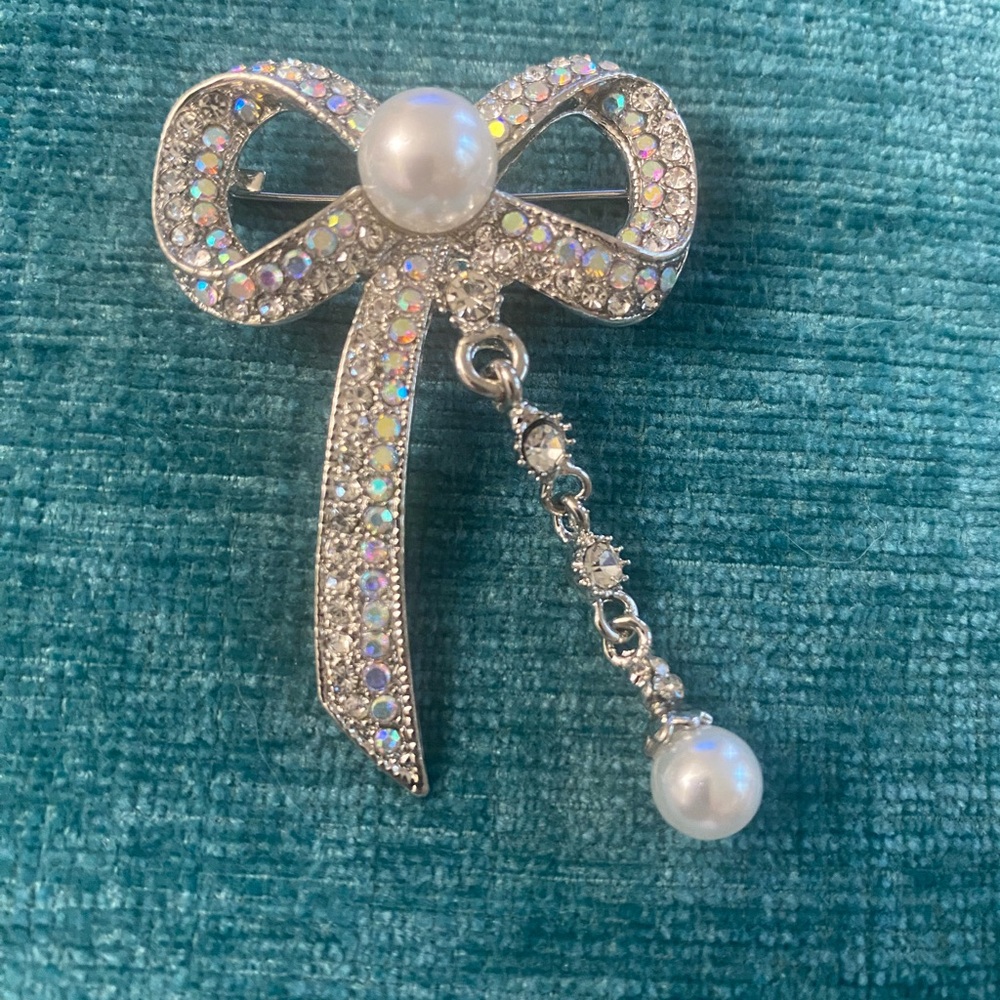 💍💎 SALE Elegant Silver Bow Brooch with Pearls & Rhinestones